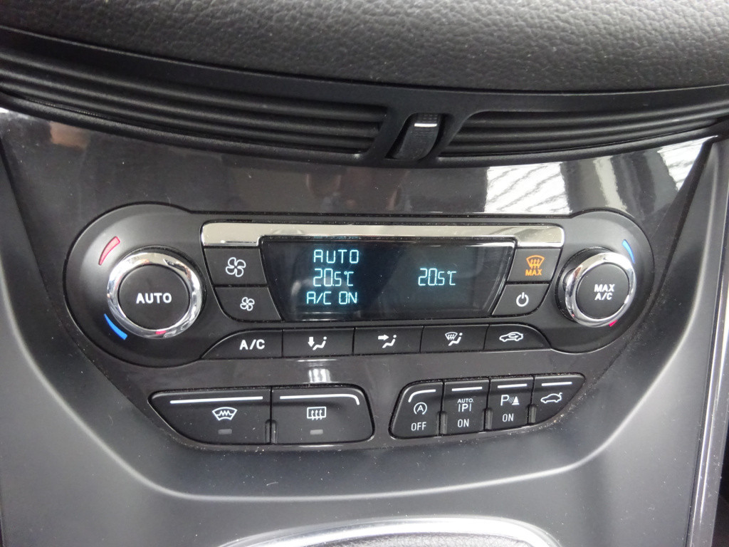 Ford Kuga 1.5 titanium navigatie / trekhaak / camera / cruise / pdc