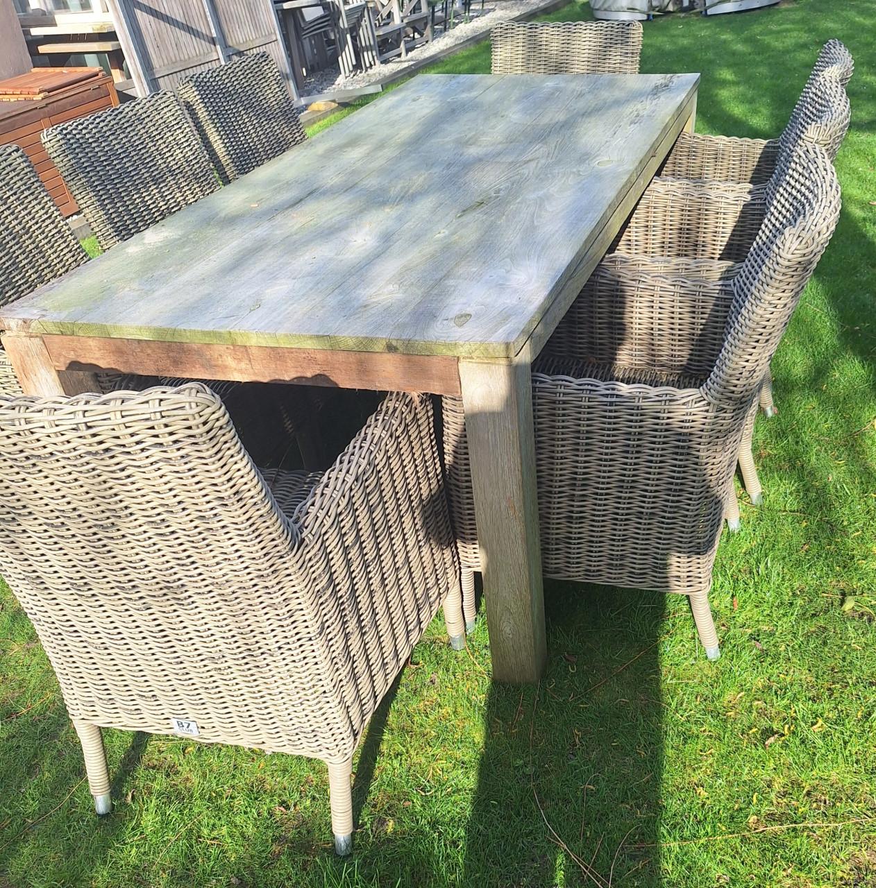 Teakhouten tuintafel en acht stoelen