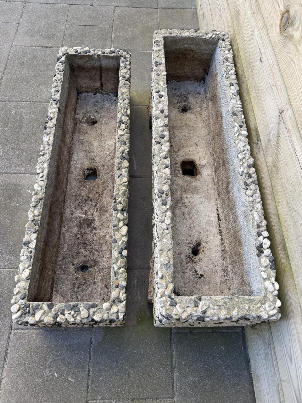 2 plantenbakken kiezelstenen op beton 80cm
