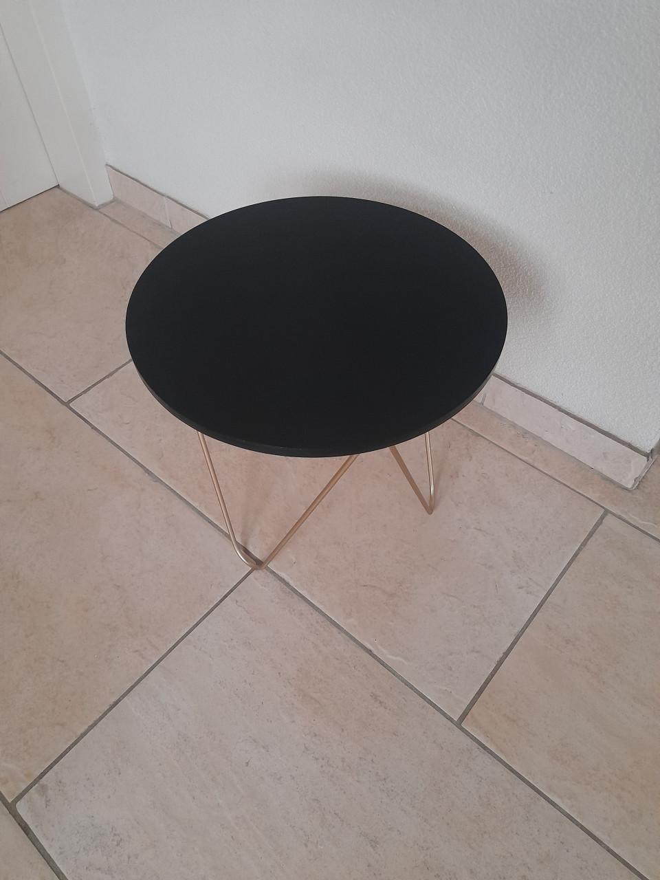 Bijzet tafeltje 35 doorsnede en 31 hoog (in goede nette staat )