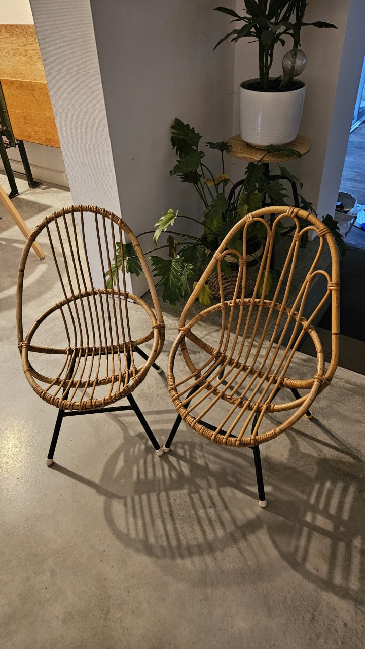 Antieke rotan kinderstoeltjes