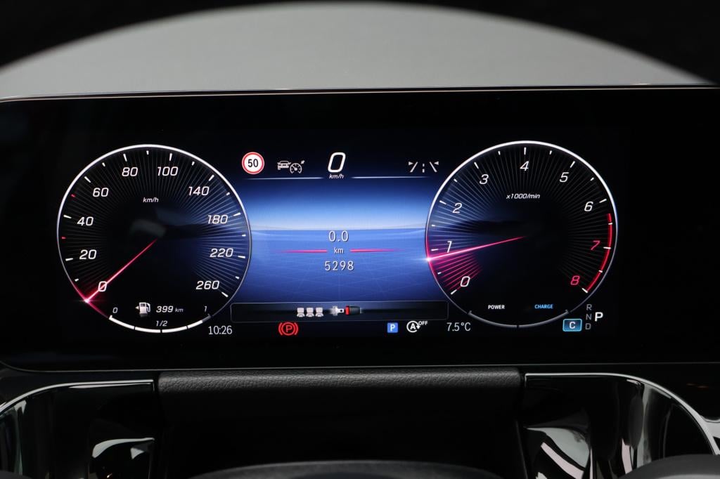 Mercedes-Benz Gla-klasse 180 amg line i 2025 i panorama dak i manufaktur al