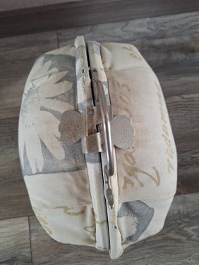 Retro theemuts met witte koffiepot