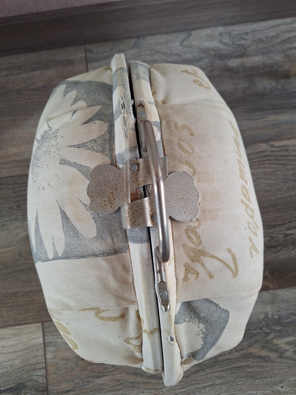 Retro theemuts met witte koffiepot