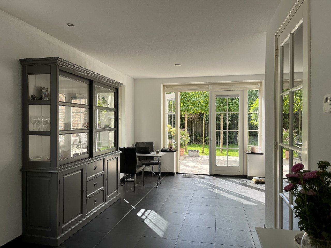 Vitrinekast - wegens verhuizing - VEERE