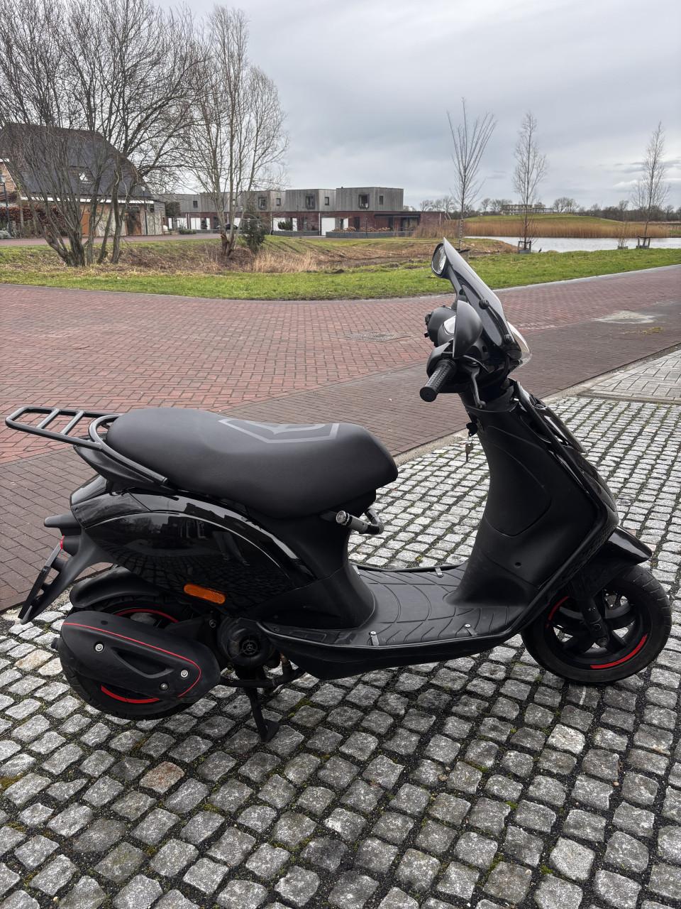 Piaggio Zip snor zwart 2018