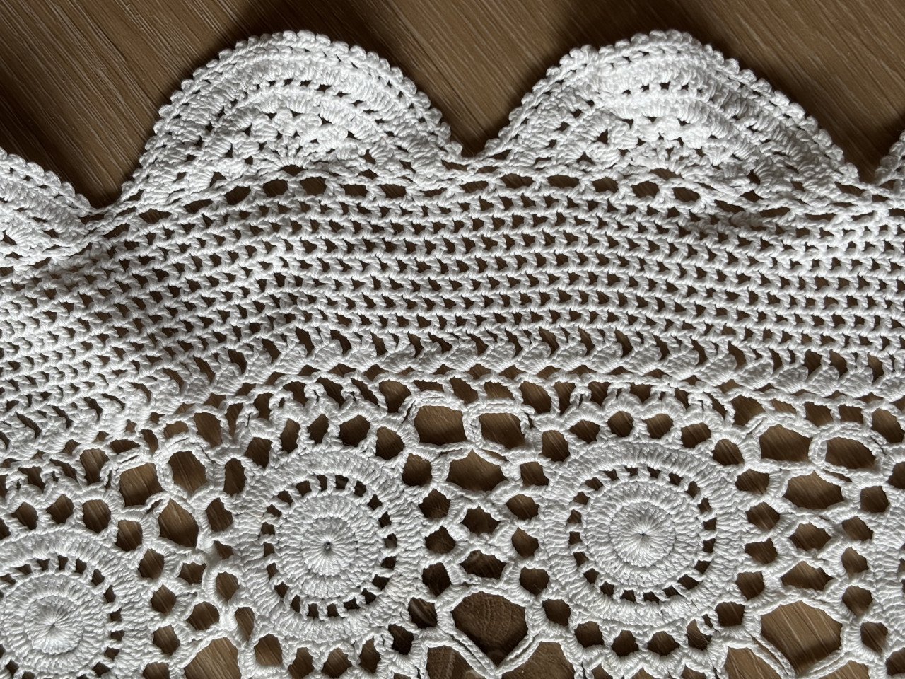 GROOT HAND GEHAAKT TAFELKLEED Ø100 cm
