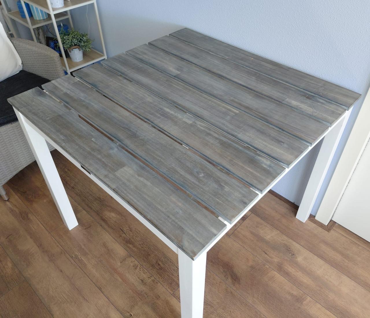 Leuke eettafel met 3 stoelen