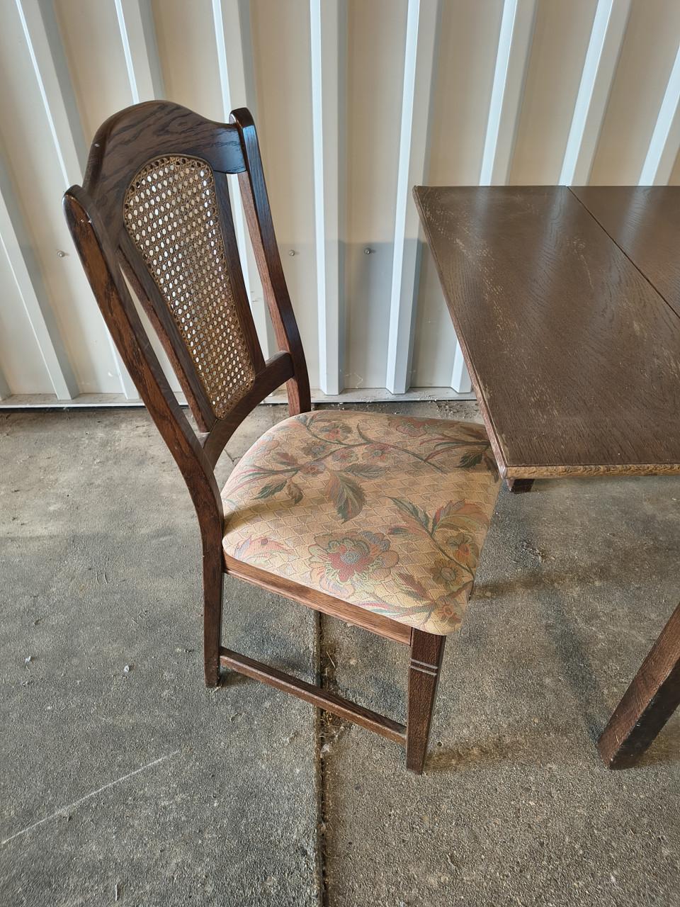 Tafel met 2 stoelen