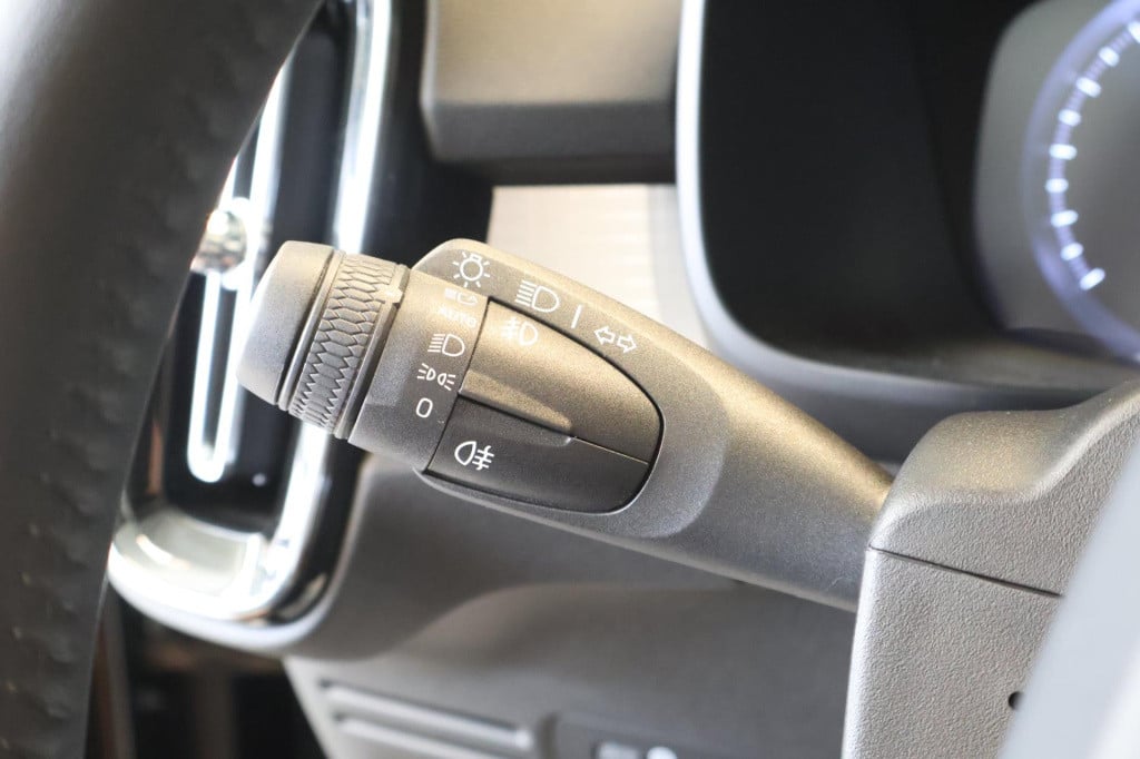 Volvo XC40 1.5 t3 momentum pro nl auto, panoramadak, el kofferklep, carplay