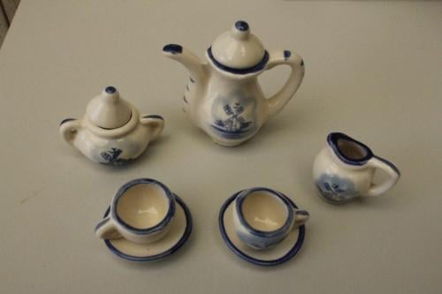 Miniatuur koffie servies op dienblaadje