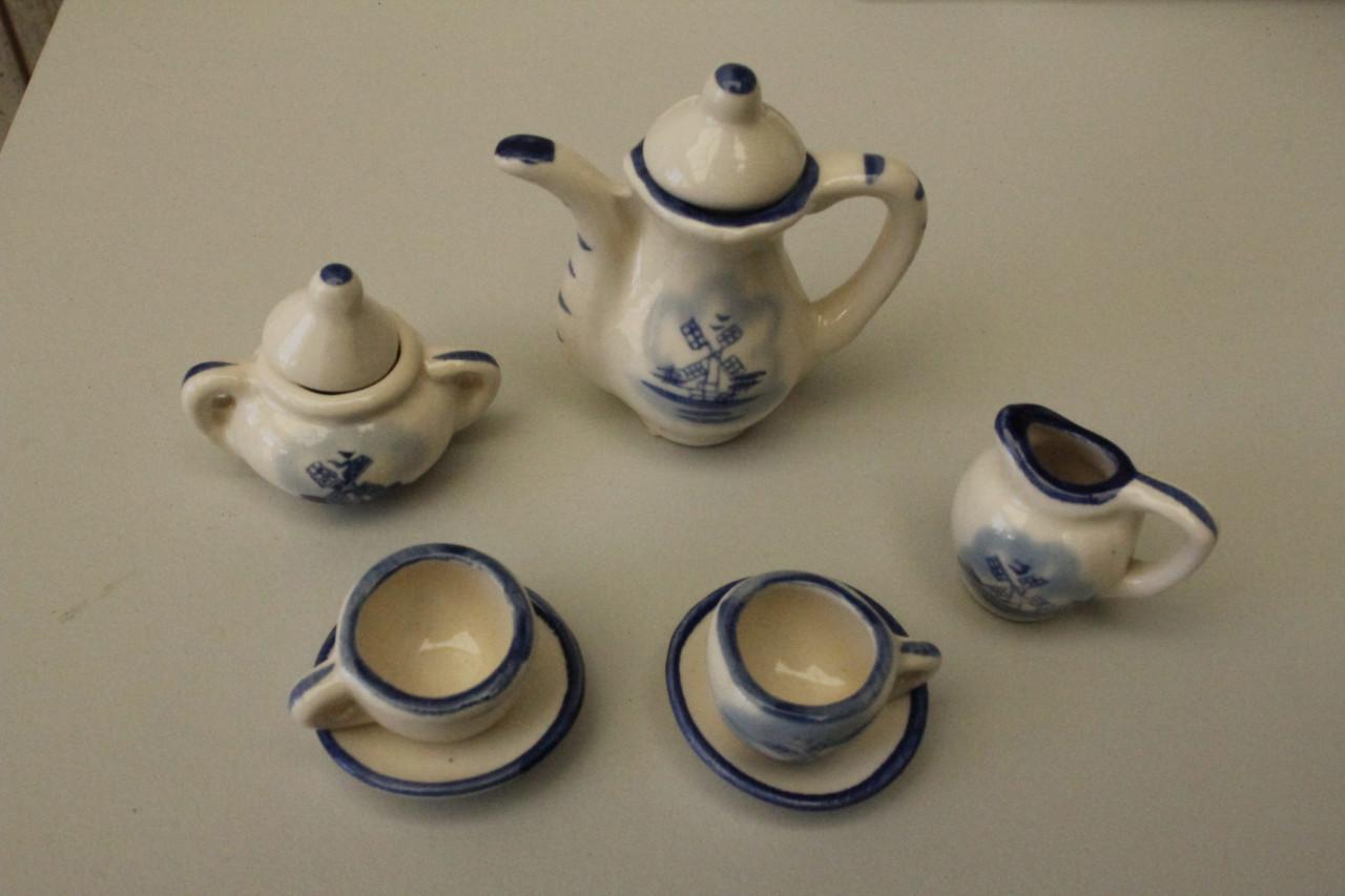 Miniatuur koffie servies op dienblaadje