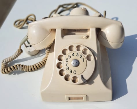 Ivoorkleurige oude PTT telefoon uit 1963