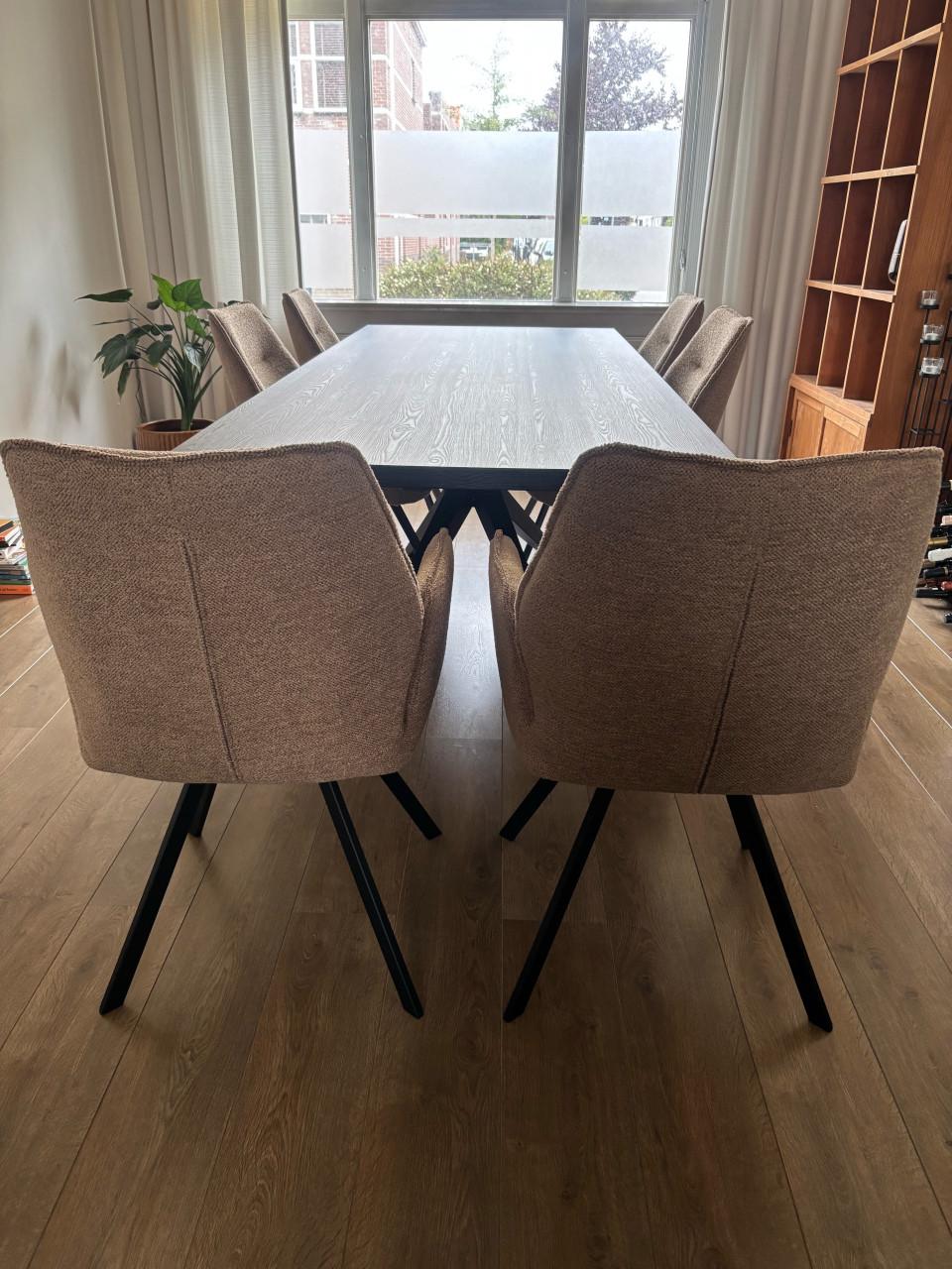 Eetkamerset – zwarte eettafel + 6 beige eetkamerstoelen