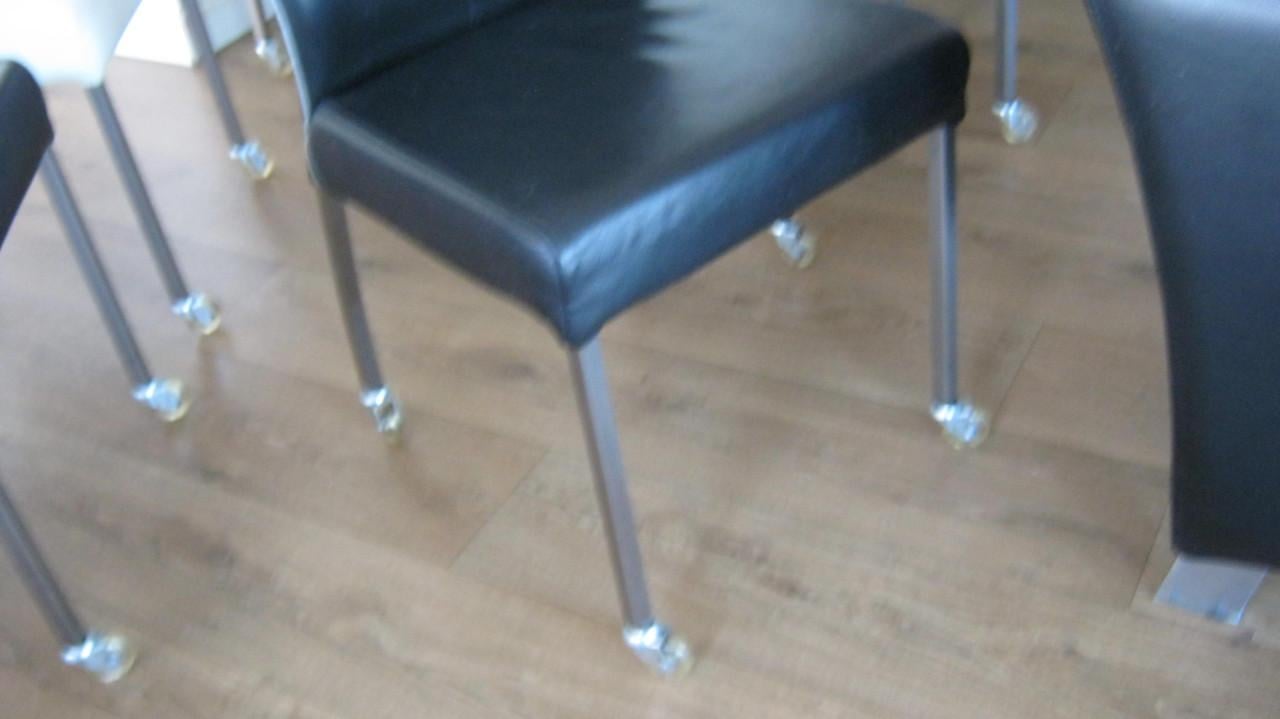 TE KOOP 6X LEREN EETKAMER STOELEN OP WIELTJES  ALLE 6 VOOR 50 EURO