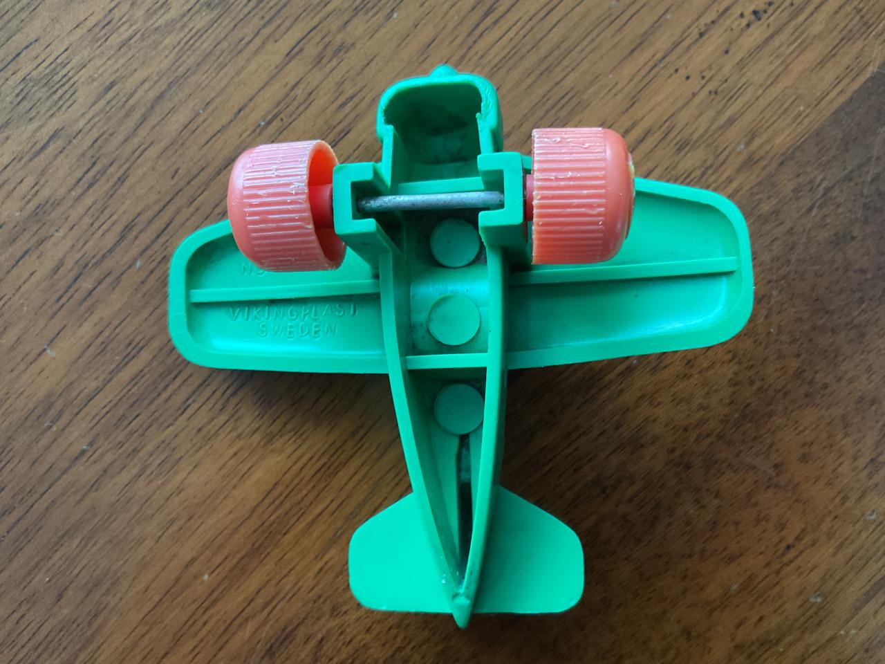 Vliegtuigje met tekst: KLM.       VIKINGPLAST.    SWEDEN.