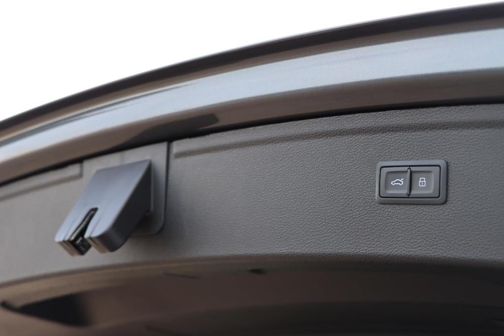 Audi Q5 55 tfsi e s line quattro 367pk s tronic | trekhaak | stoel- en stuu