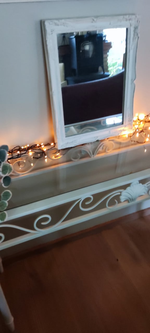 Stevige wit metalen side table / long john met glazen facet blad