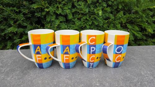 ☕️4 kleurrijke mokken.