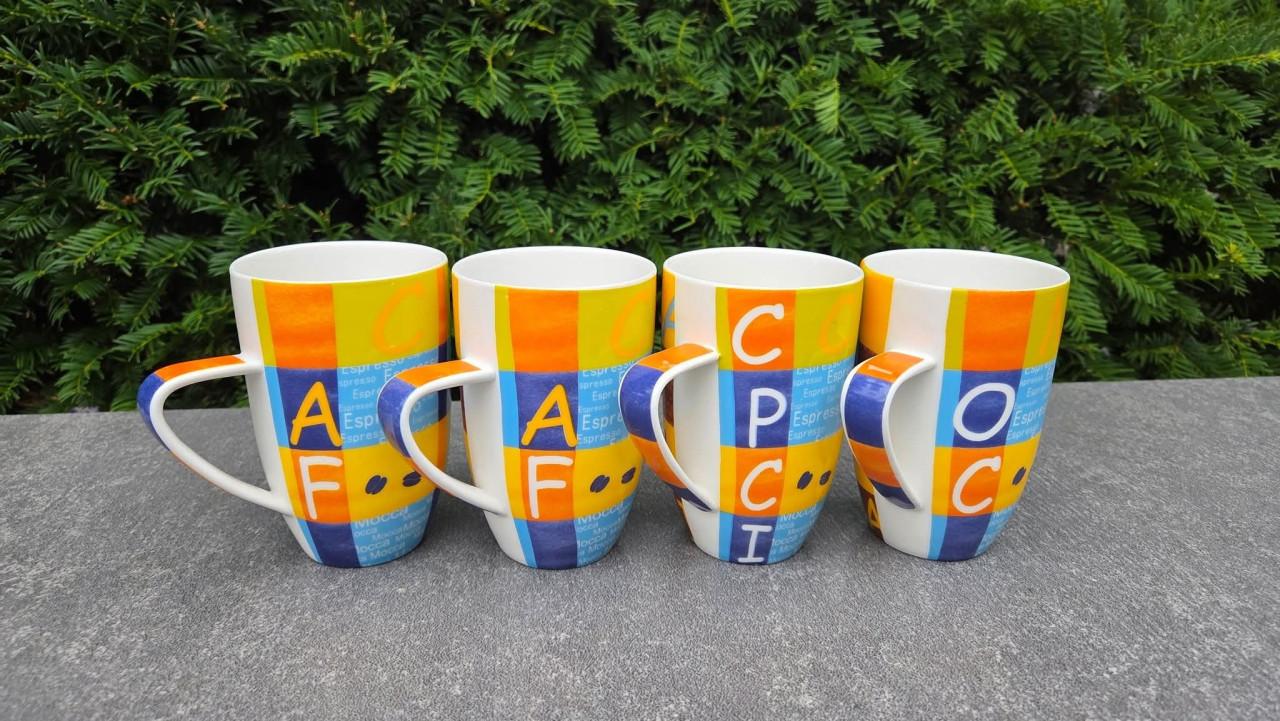 ☕️4 kleurrijke mokken.