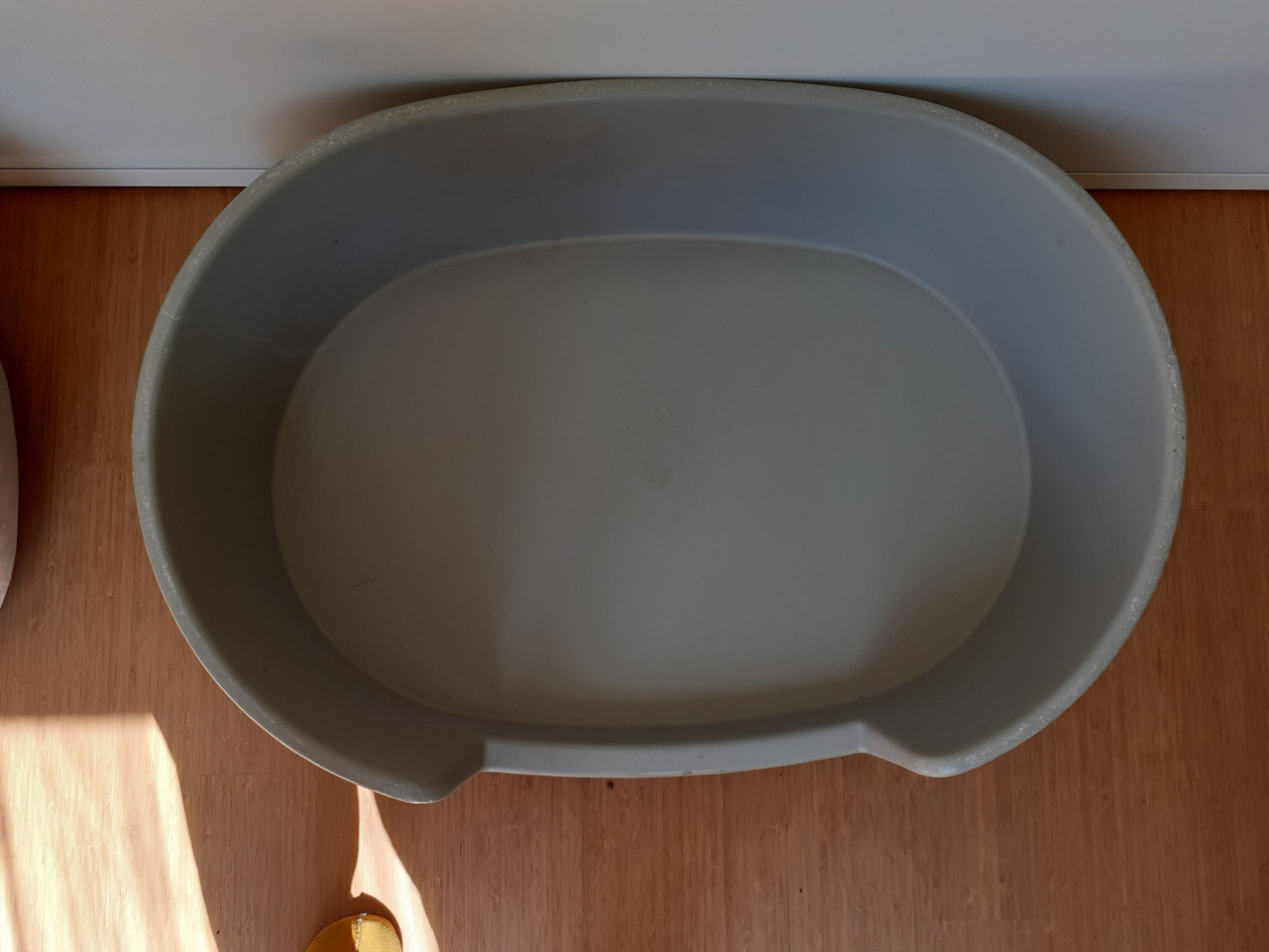 Lichtgrijze afwasbare hondenmand voor middelgrote hond