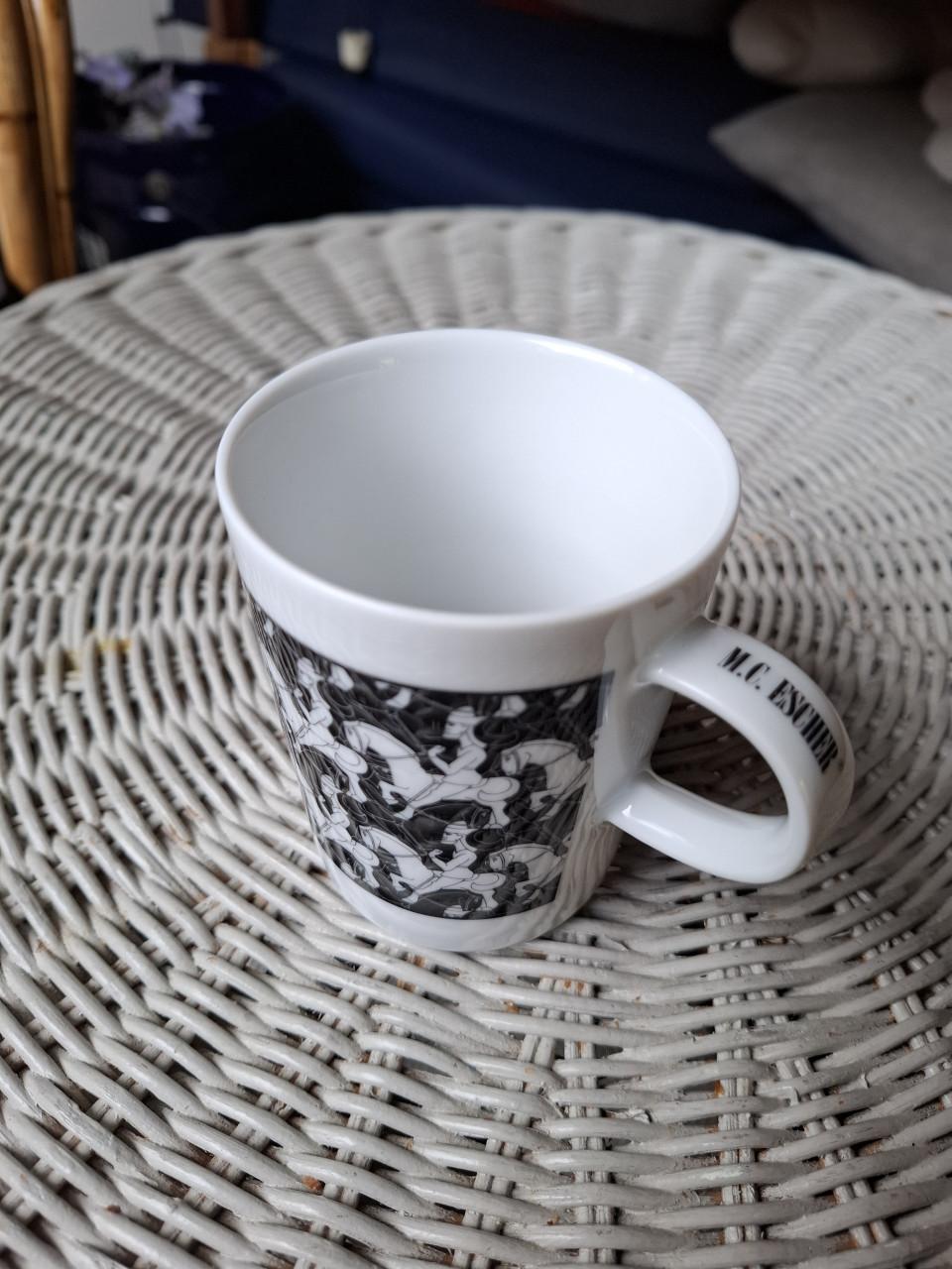 Boek 'Het Leven en Werk van M.C. Escher' en mokken