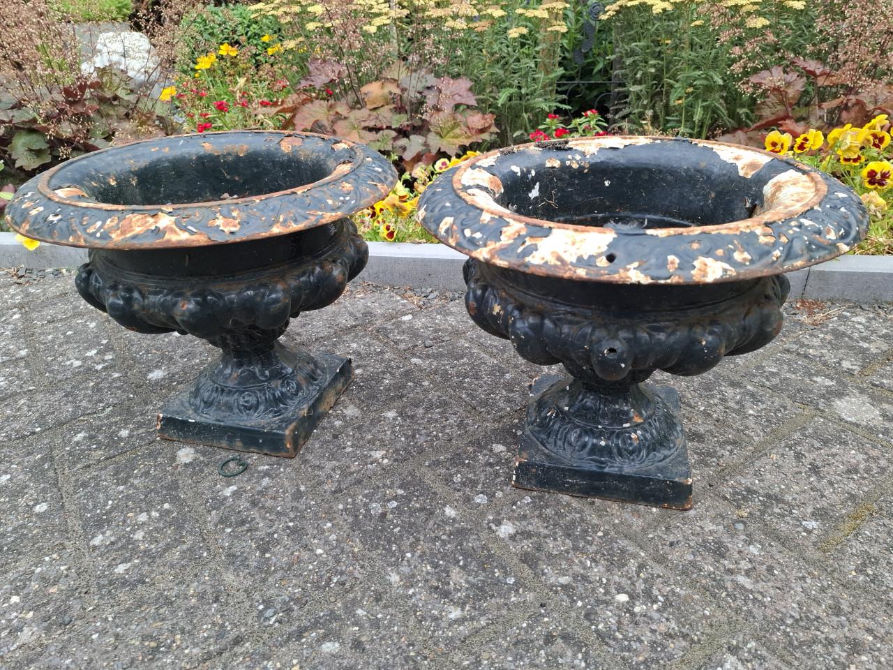 Set van 2 zware gietijzeren vazen