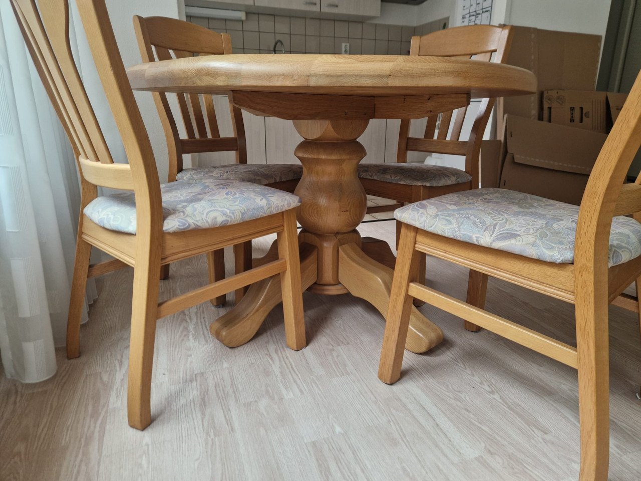 Eetkamertafel met 4 stoelen