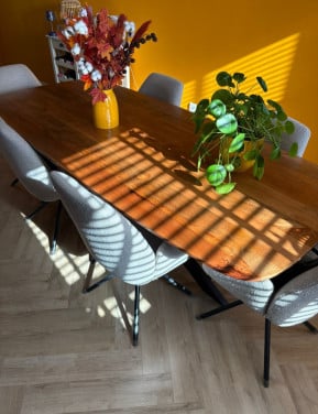 Tafel met 6 stoelen, alleen compleet als set.
