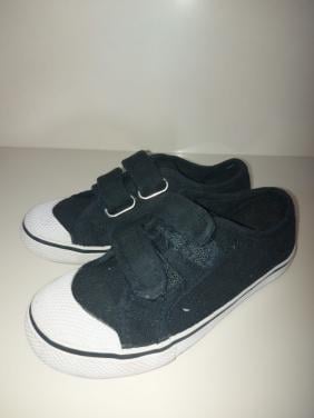 Zo goed als nieuwe zwarte gymschoenen maat 28 klittenband