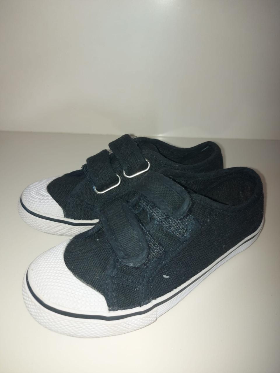 Zo goed als nieuwe zwarte gymschoenen maat 28 klittenband