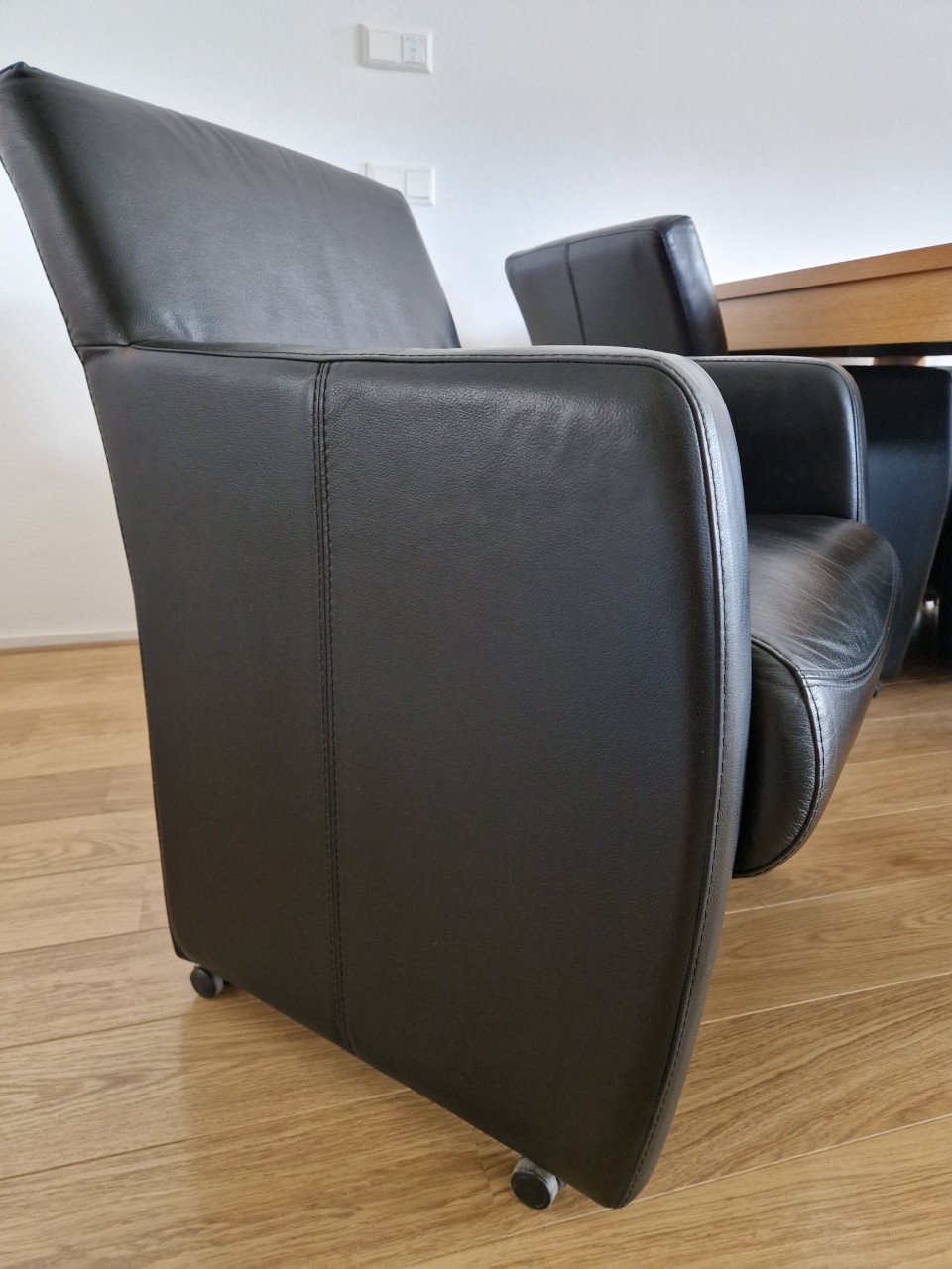 Eethoek met 4 leren stoelen op wieltjes