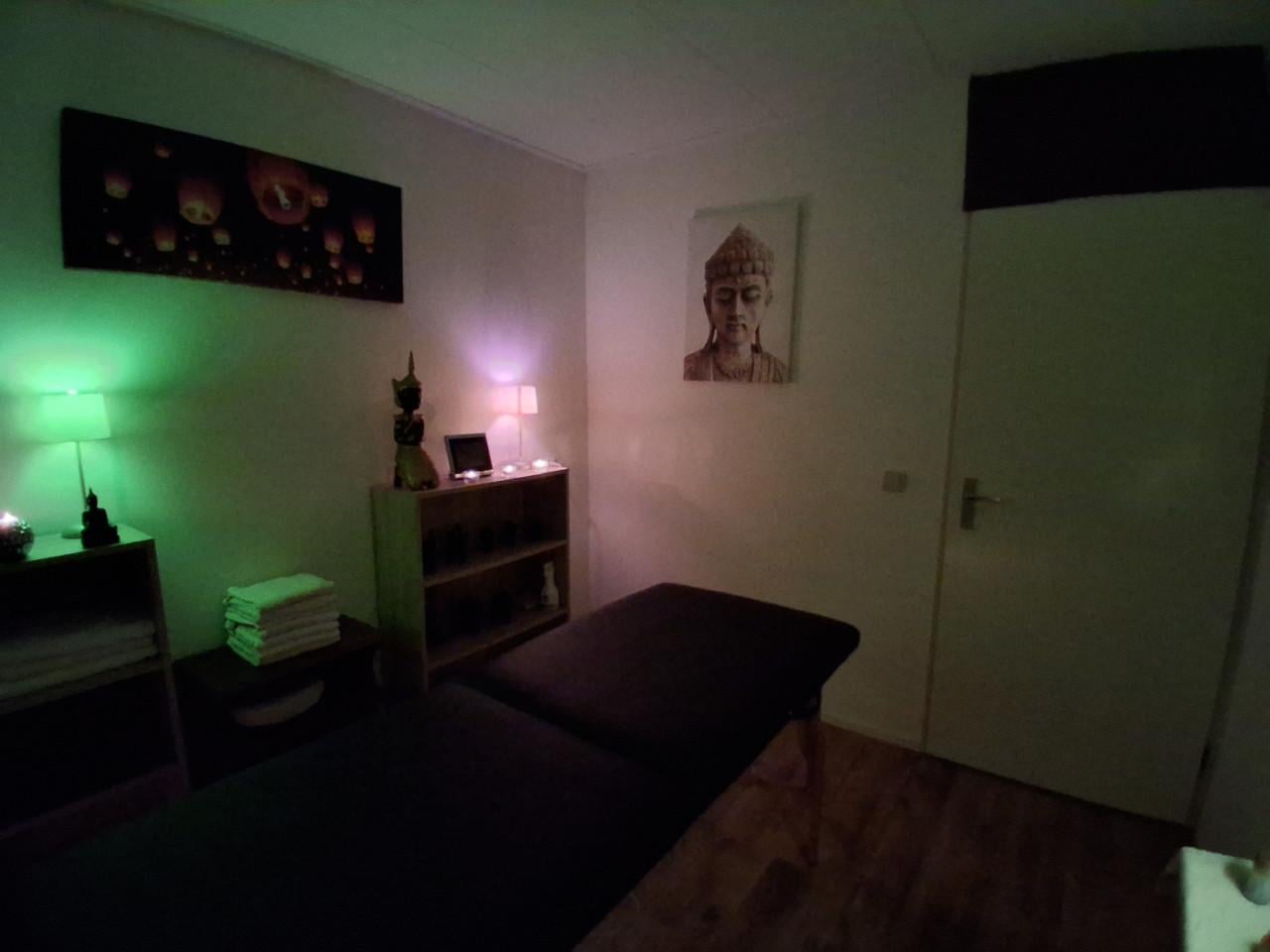 Ontspanningsmassage voor vrouwen door senior masseur