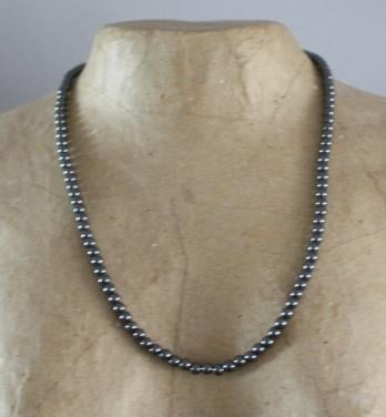 Metalen bolletjes ketting