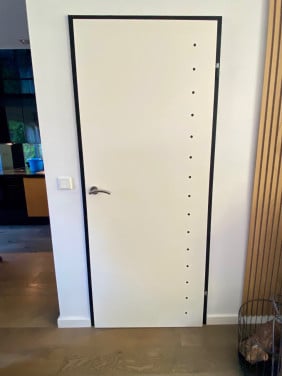 Binnendeur opdek, rechts draaiend. Met zwarte stippen aan 1 zijde.
