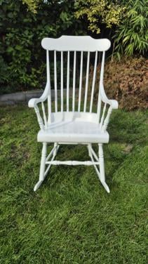Witte houten schommelstoel
