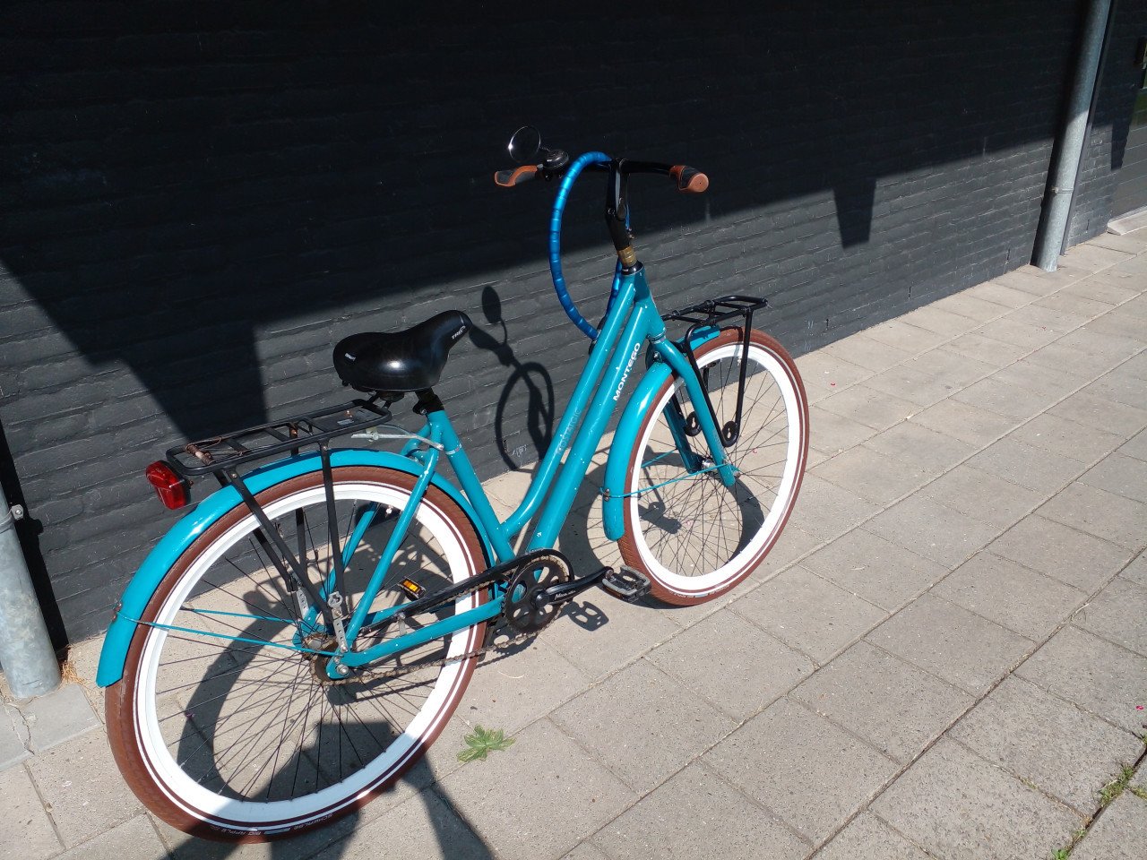 Damestransportfiets met terugtraprem en goede extra dikke banden.