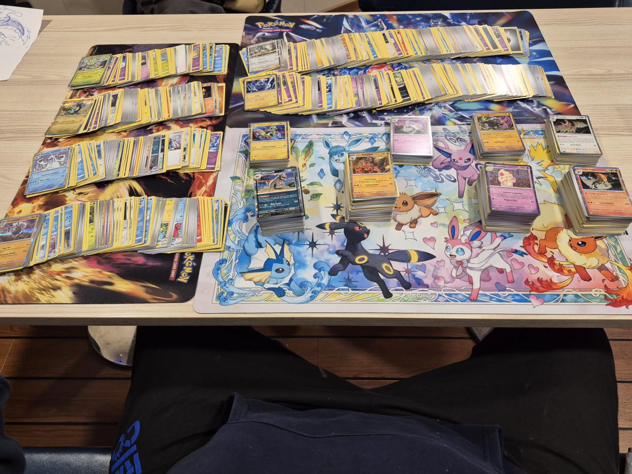 Mooie partij van 800+ pokemon kaarten. Glimmende & normale