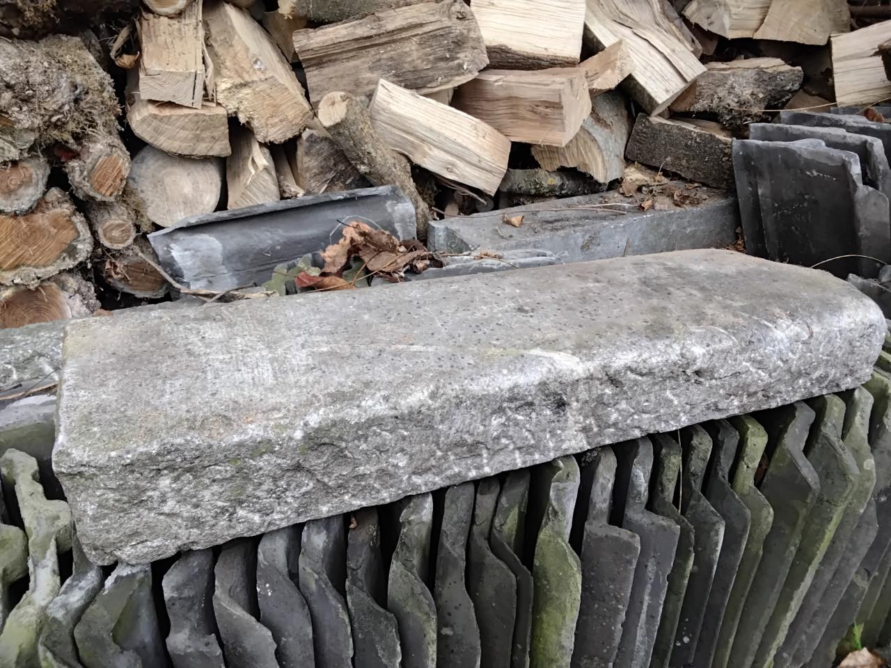 Oud hardsteen en oude gebakken plavuizen