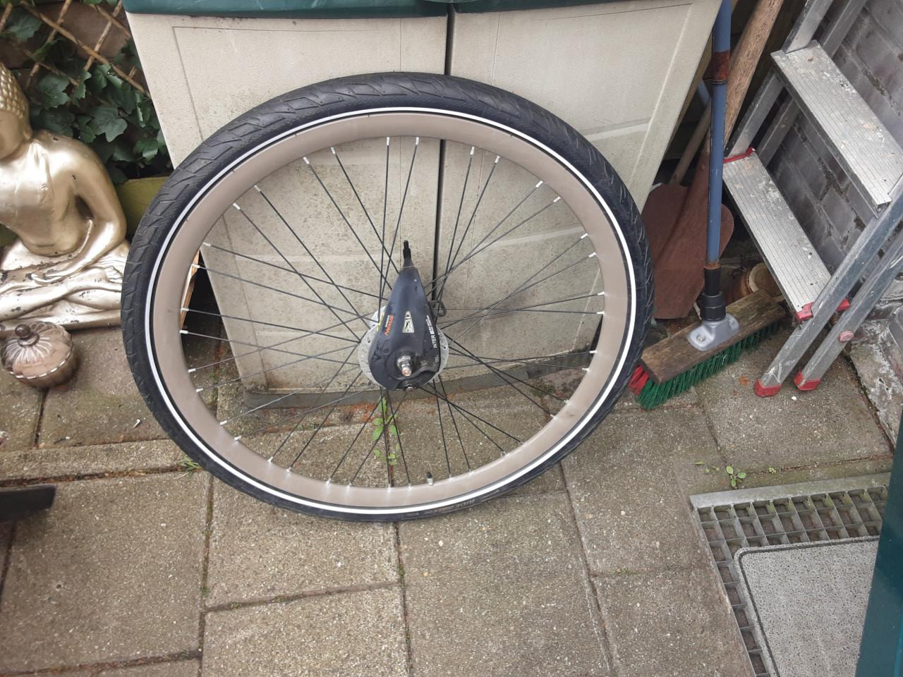 28 inch shimano voorwiel, naafdynamo, rollerbrake rem