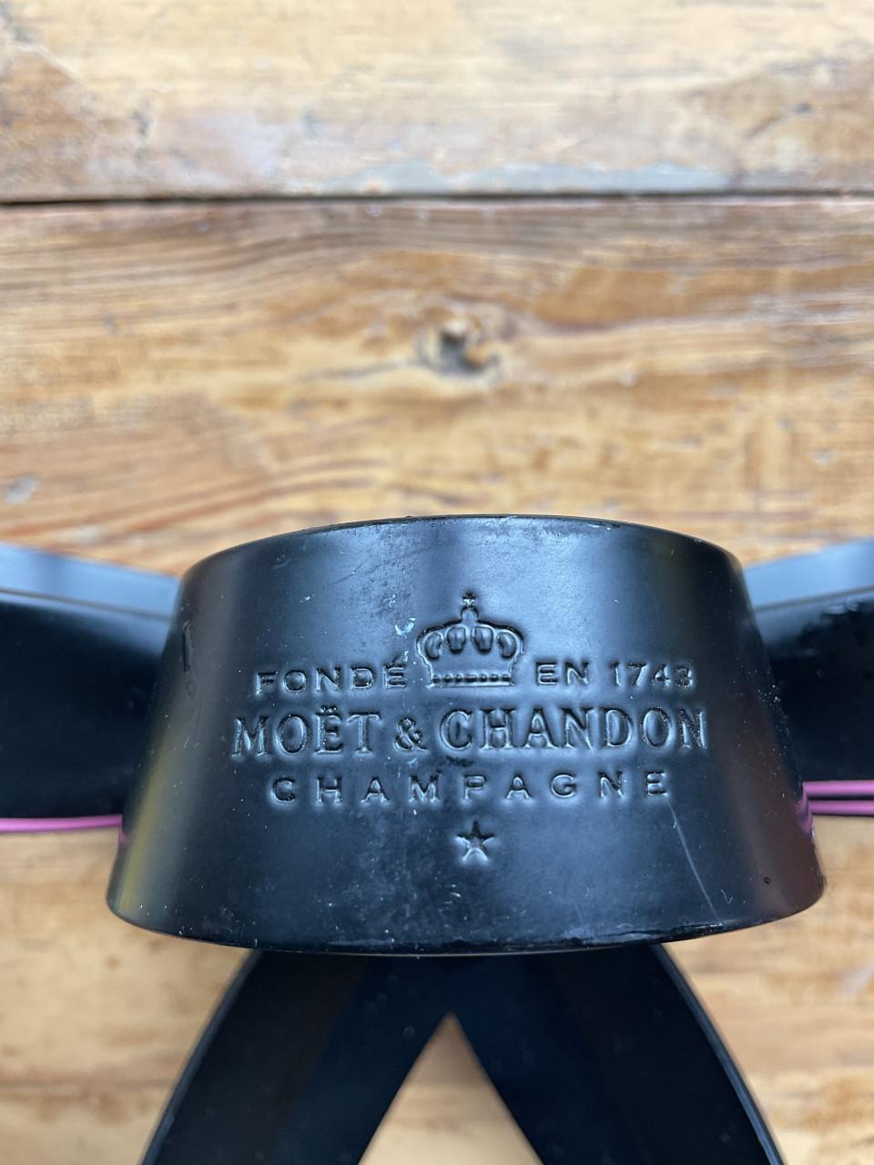 Metalen strik Moet & Chandon