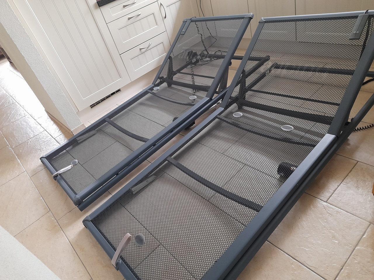 2 Elektrisch verstelbare Auping spiraal bodems ( 90 x 200 ) in goede staat!