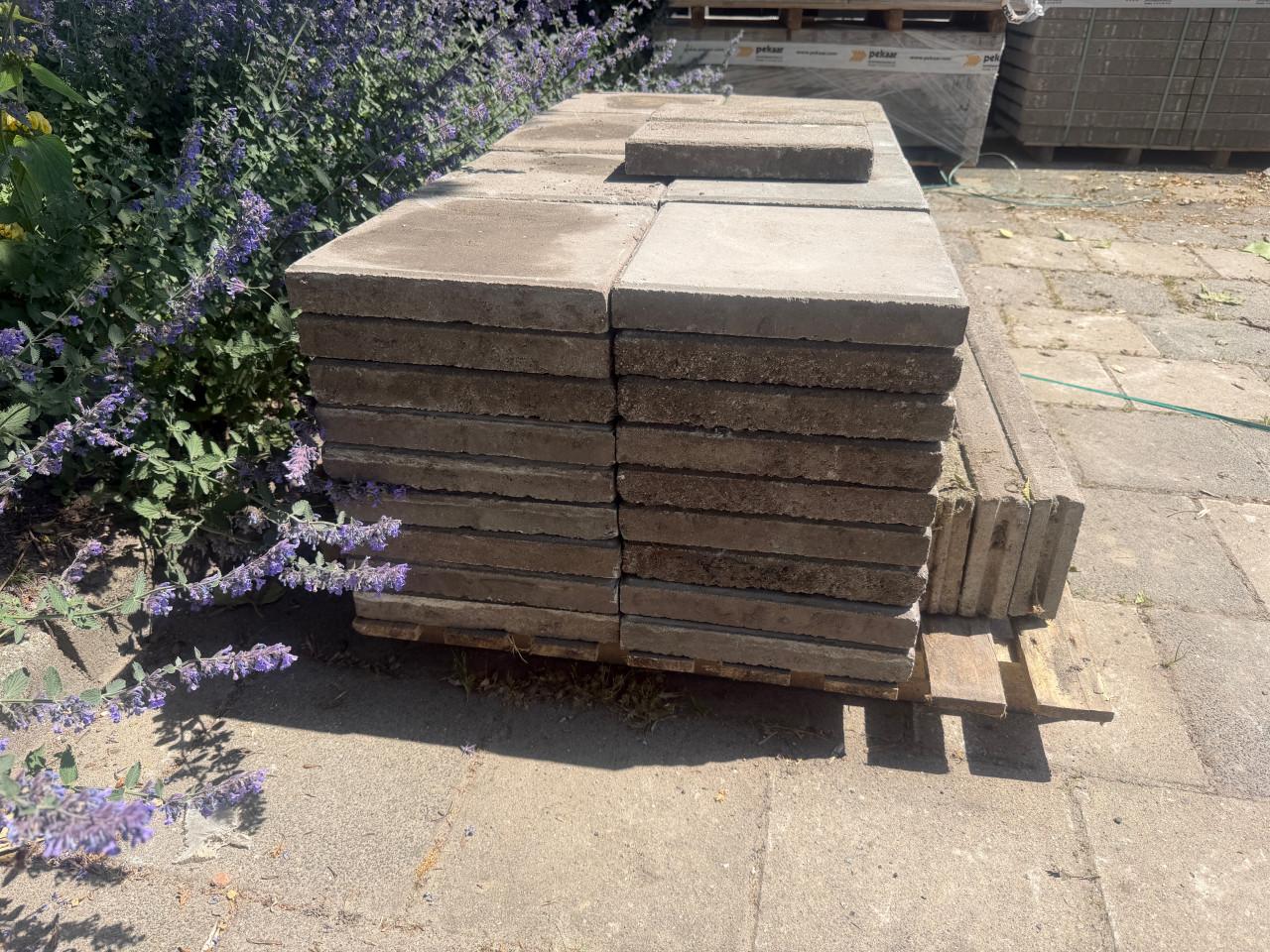 30x30 stoeptegels 6,5m2 met drie opsluitbandjes