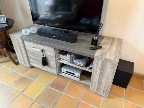 Tv audiomeubel. Z.g.a.n.