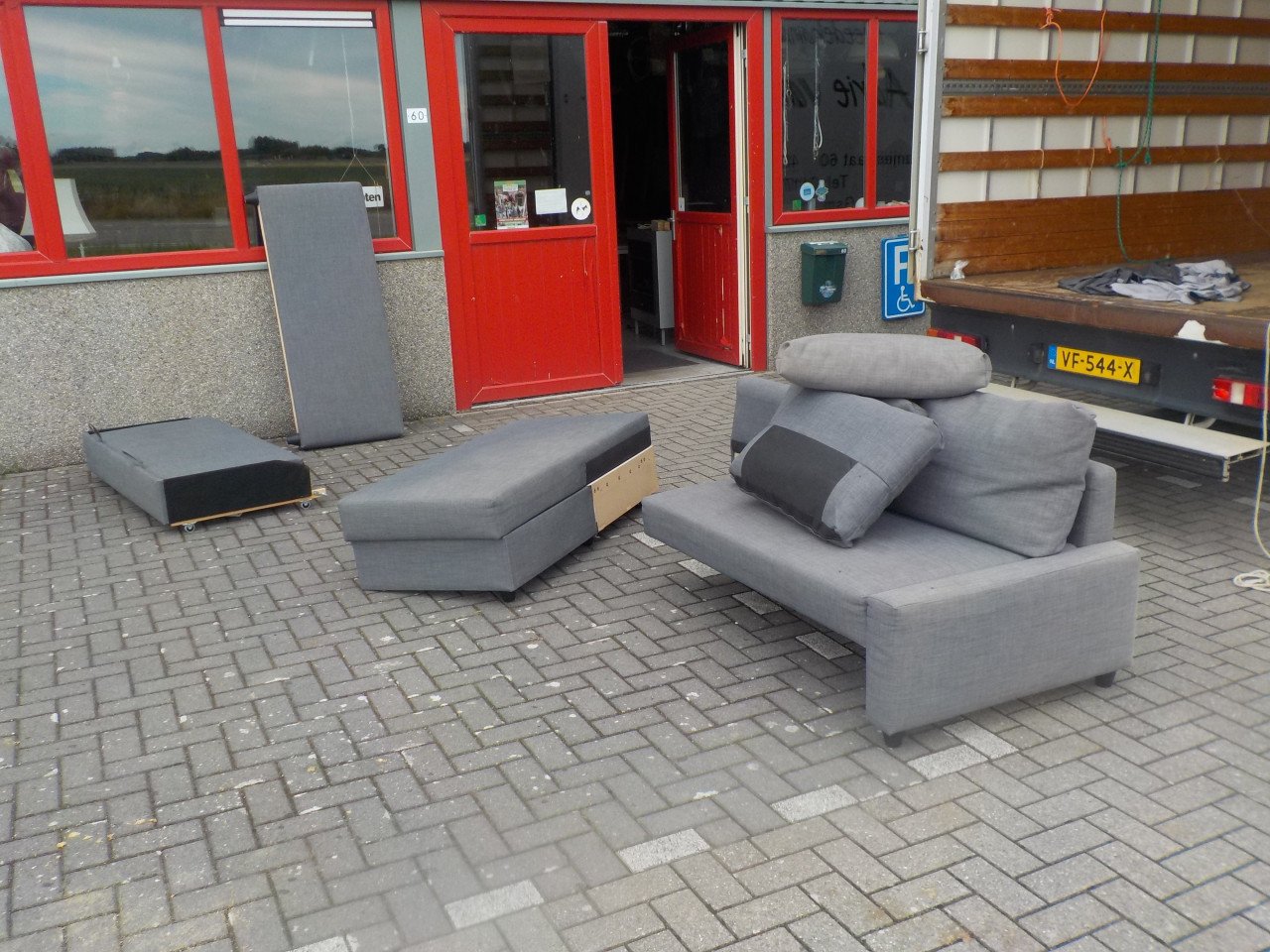 Stoffen hoek/slaapbank 150 x 225 cm met opbergruimte in goede staat