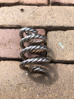 Mooie vintage metalen veer.