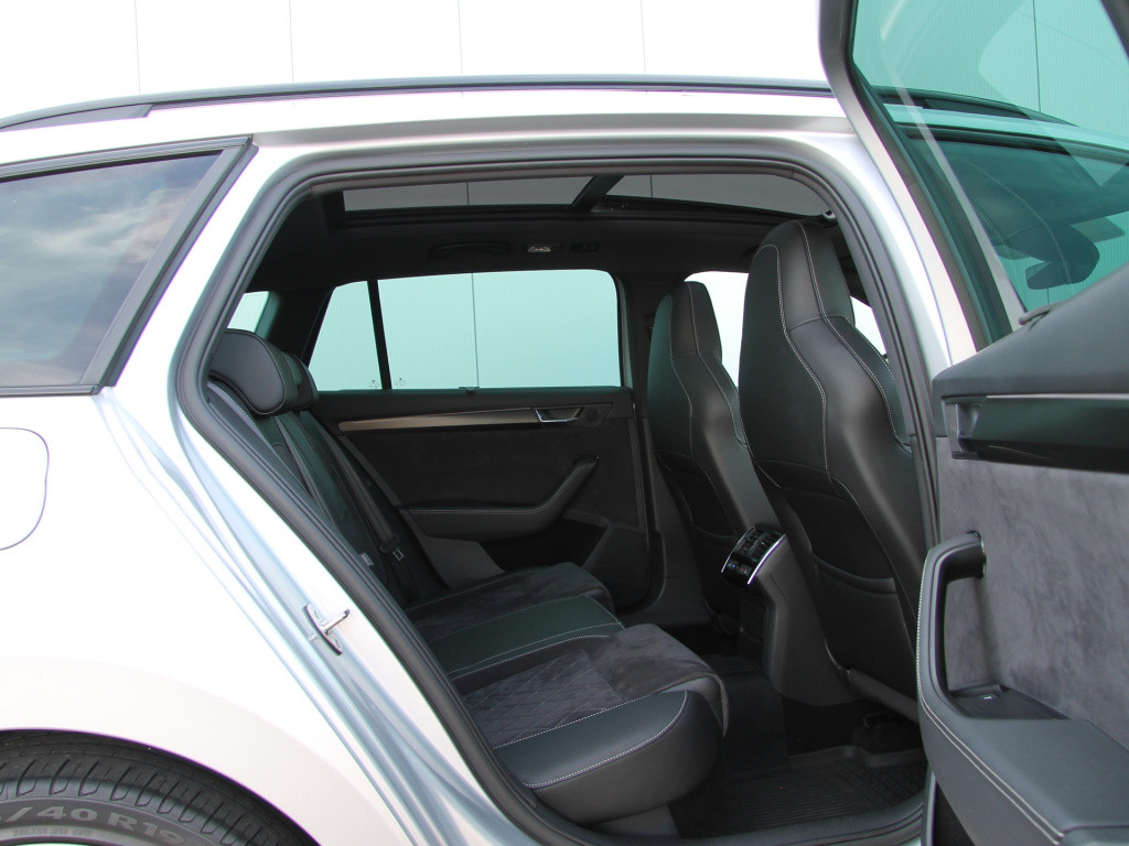 Skoda Superb combi 1.4 tsi iv 218pk sportline | pano dak | trekhaak