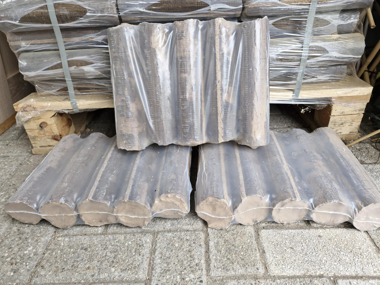 Briketten bruinkool en hout