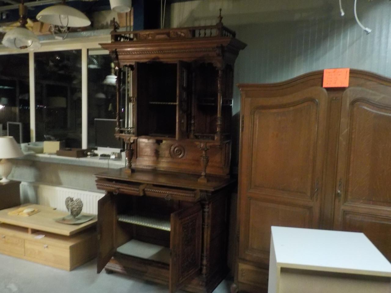 Antiek wandmeubel in zeer goede staat koopje 150 euro