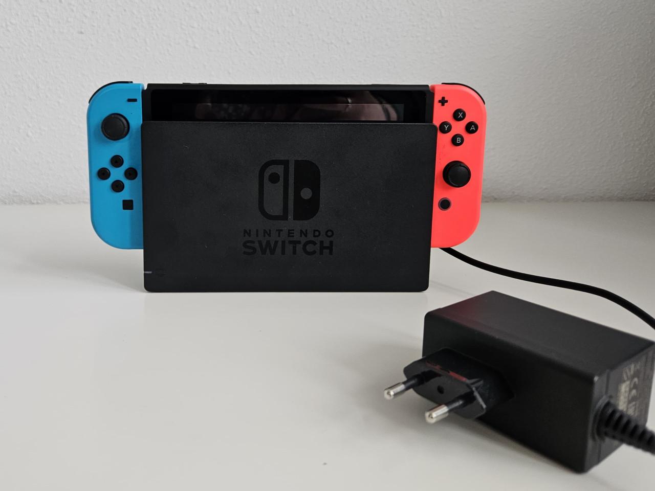Nintendo Switch met Neon Joy-Cons en originele doos